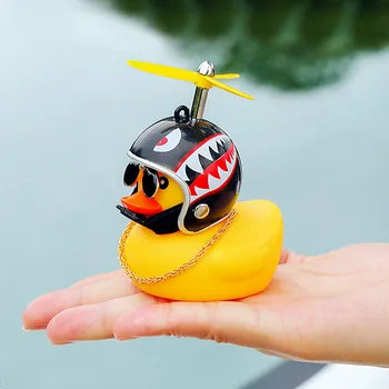 Mažai Mielas Lucky Duck Automobilių Ornamentu Kūrybos Apdaila, Automobilių Prietaisų Žaislus, su Šalmu ir Grandinės Juokinga, Auto Priedai