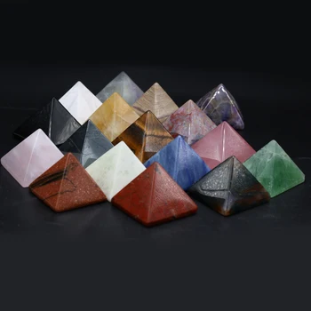 Natūralaus Akmens Piramidės Formos Kristalų Šiurkštus Akmens Fluorito Mineralinių Pavyzdys Agatas, Perlas 